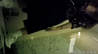 商场女厕逼脸同框偸拍超多妹子方便，看脸赏逼视觉效果炸裂，熟女的无毛一线天简直太顶了 (2